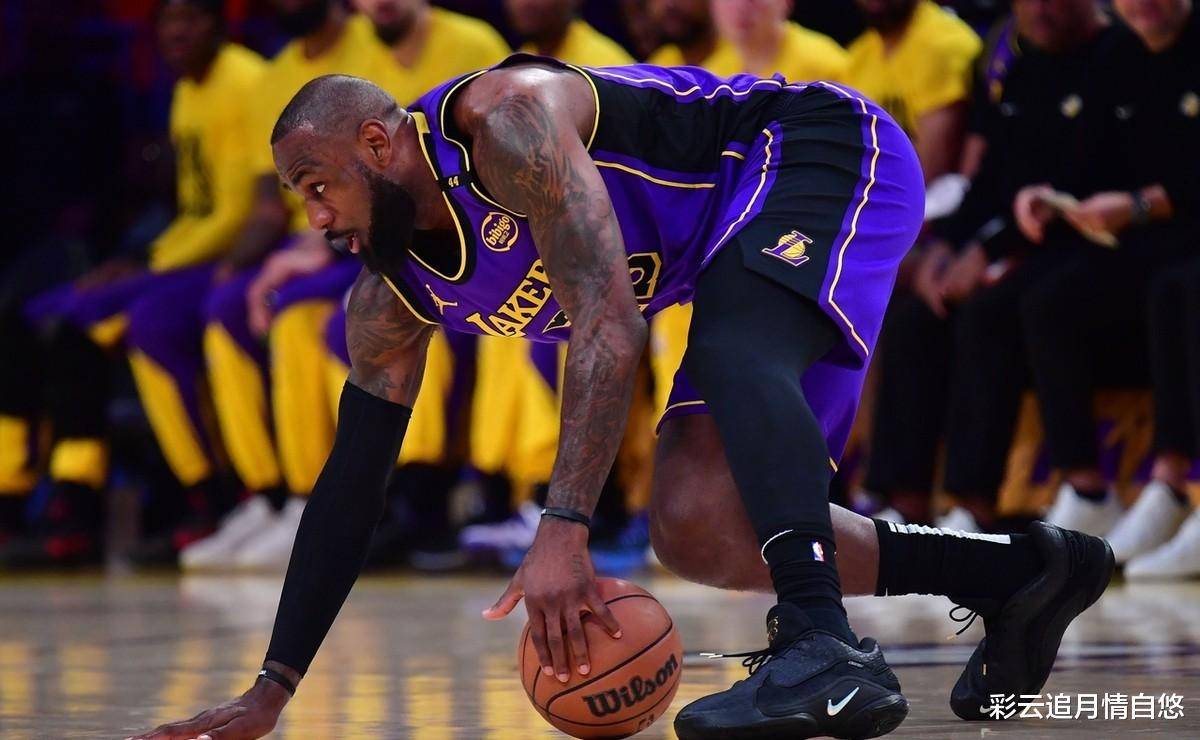 詹姆斯在独行侠比赛中出色发挥，出色防守引发热议！(詹姆斯12分 湖人不敌独行侠)九游